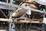Плотники за распилкой тиковых бревен