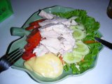 Чикен салат - ломтики вареной курицы и целая гора силоса за 40 бат