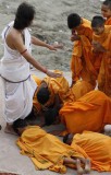 Гуру пурнима в Варанаси, у ног гуру. Фото: AP, www.thehindu.com